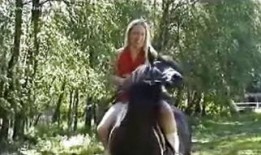 国产美女骑小马,国产美女与萌宠小马的甜蜜邂逅